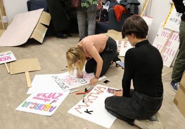 Nauczyciele i uczniowie przyłączają się do strajku kobiet. Barbara Nowak ostrzega przed LGBT