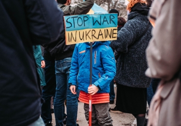 Czy na Polskę spadną bomby? Jak rozmawiać z dziećmi o wojnie w Ukrainie? Dla rodziców i nauczycieli