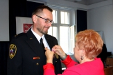 Strażnik miejski z Medalem Komisji Edukacji Narodowej 