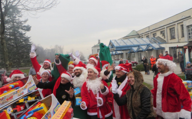 Ciężarówka pełna zabawek i uśmiechów