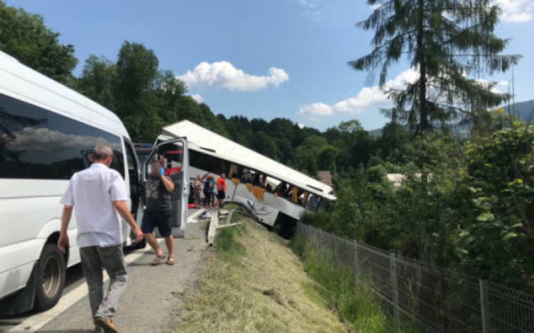 Uczniowie warszawskiej szkoły ranni w wypadku autokaru na zakopiance 