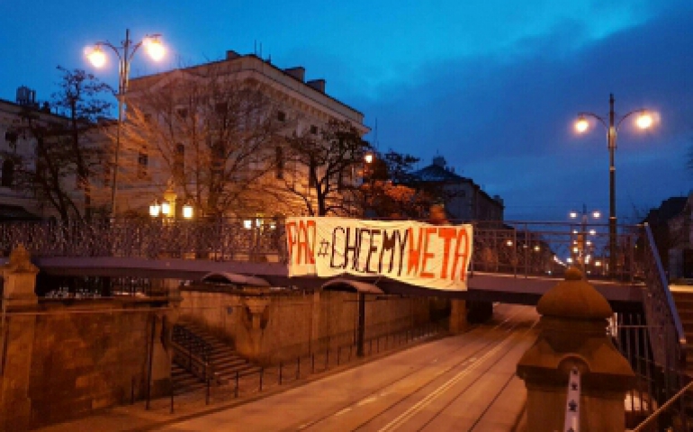 Rodzice wywiesili transparent wzywający prezydenta do weta