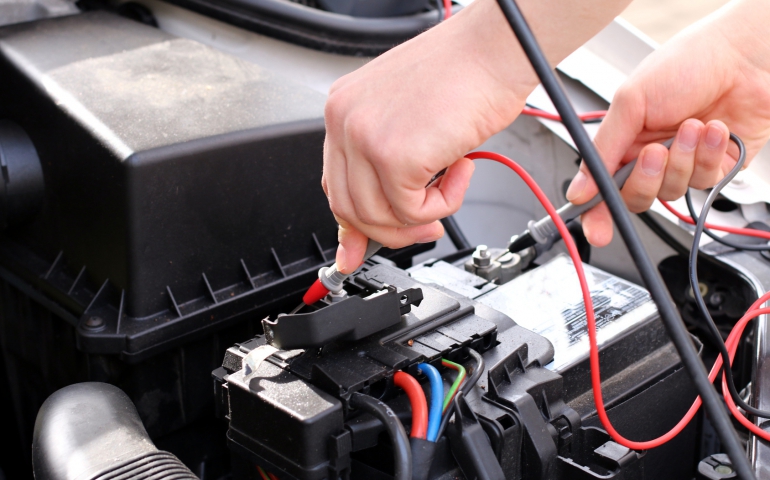 Na 100-lecie niepodległości chcą obdarować szkoły … akumulatorami