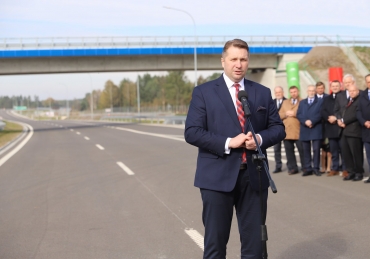 Minister edukacji na otwarciu nowego fragmentu drogi. “Wszędzie mnie potrzebują” kpią internauci
