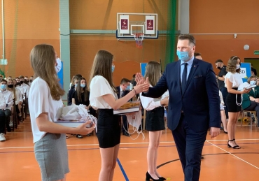 Czarnek zapewnia, że woli cnoty, a ks. Boniecki nie ma nic wspólnego z 10 przykazaniami