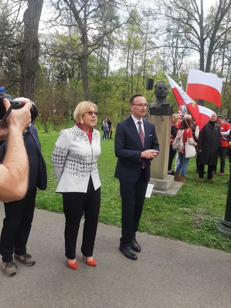 Tak czy owak z panią Nowak. W Krakowie maszerowali nie tylko uczniowie
