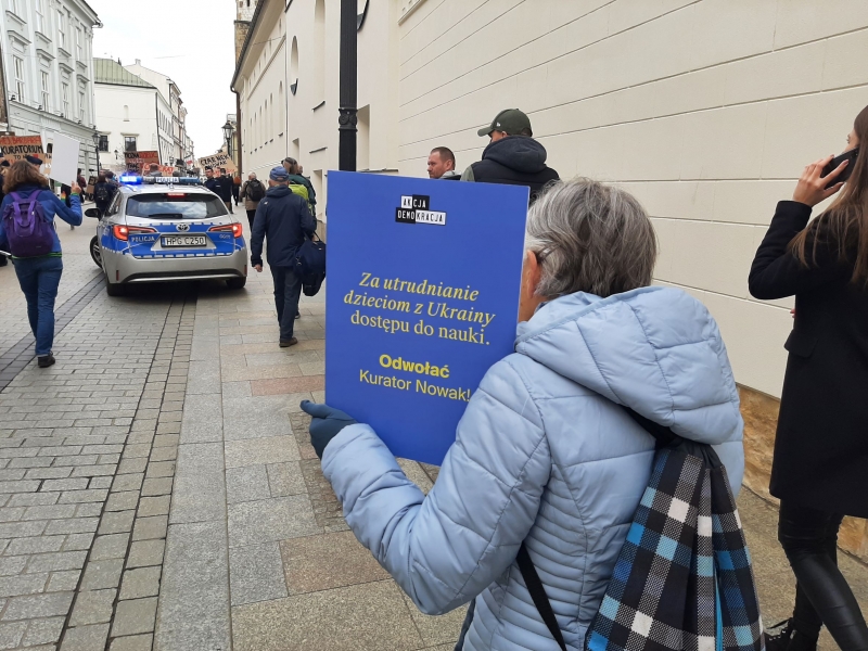Tak czy owak z panią Nowak. W Krakowie maszerowali nie tylko uczniowie