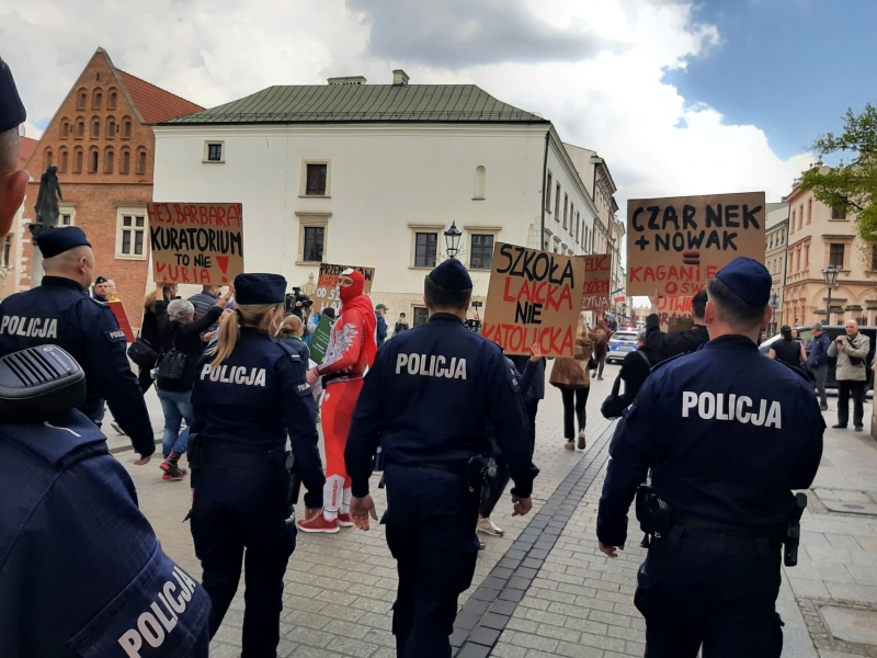 Tak czy owak z panią Nowak. W Krakowie maszerowali nie tylko uczniowie