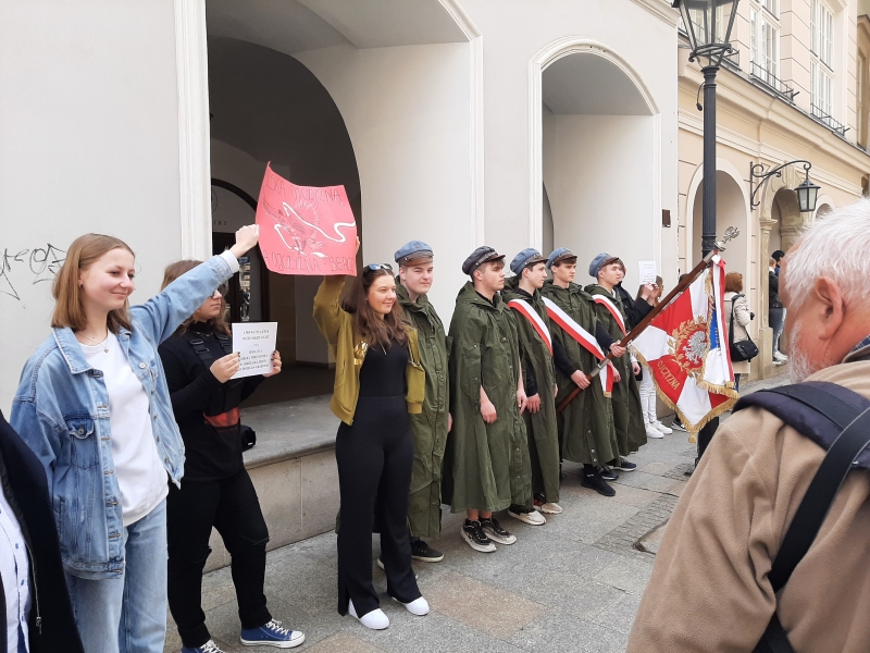 Tak czy owak z panią Nowak. W Krakowie maszerowali nie tylko uczniowie