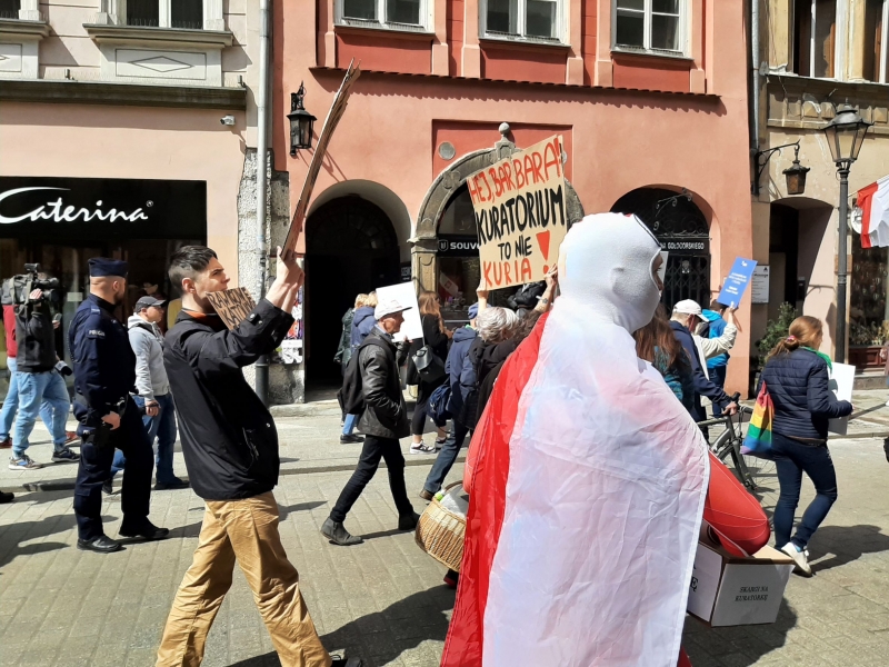 Tak czy owak z panią Nowak. W Krakowie maszerowali nie tylko uczniowie