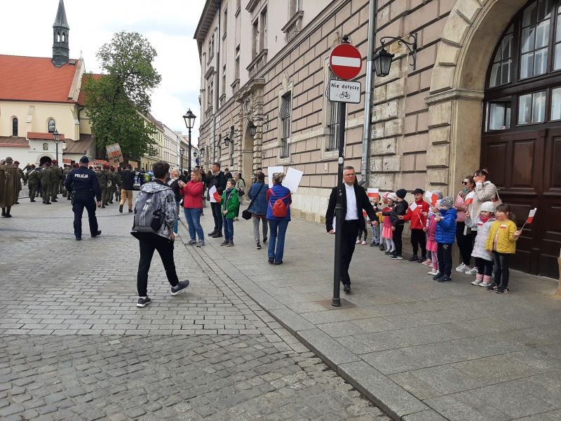 Tak czy owak z panią Nowak. W Krakowie maszerowali nie tylko uczniowie