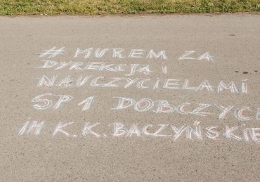 Rodzice z Dobczyc apelują o “zaniechanie nagan i zwolnień”. Co na to kurator Nowak?