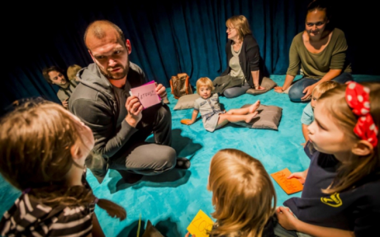 Tej nocy twoje dziecko może pójść spać nieco później