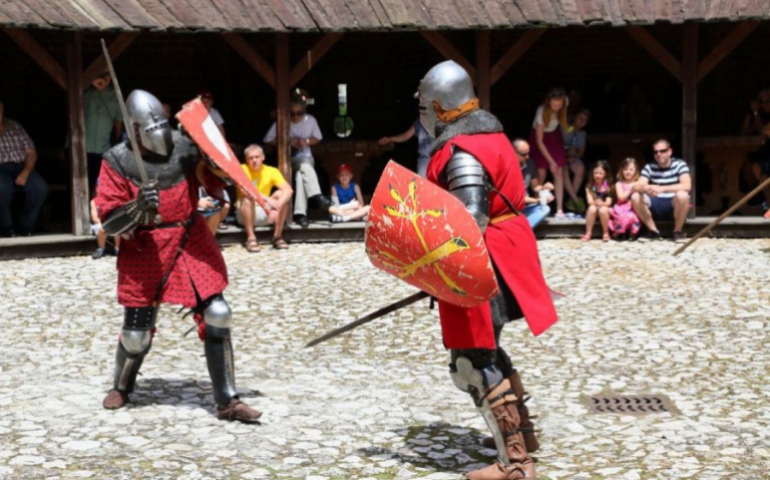 Pokazy, koncerty i gry miejskie. Średniowiecze da się lubić