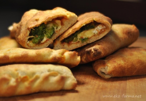 Calzone z camembertem i brokułami 
