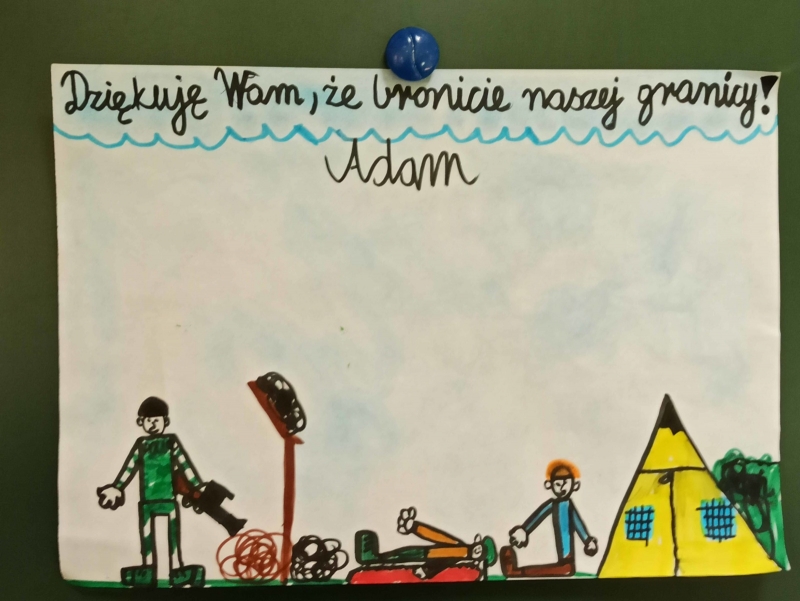 Dzieci rysują dla obrońców granic. “Podłączymy bramę do prądu i się skończy”
