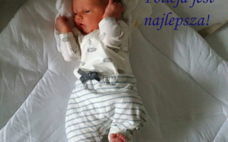 Mały Janek z rodzicami dziękują policjantom za eskortę