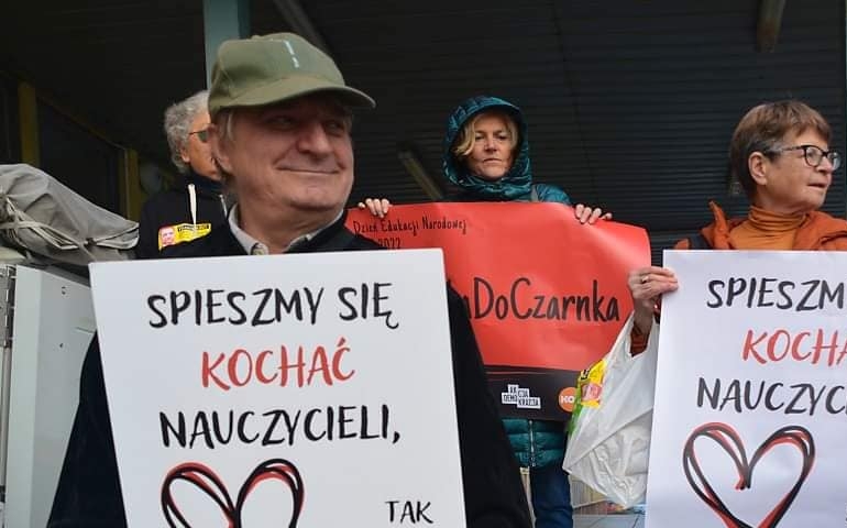Rodzice pytają, dlaczego w szkołach brakuje nauczycieli. Barbarę Nowak trapią operacje zmiany płci