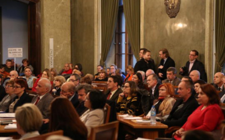 Nadzwyczajna sesja z emocjami i rezolucją do rządu