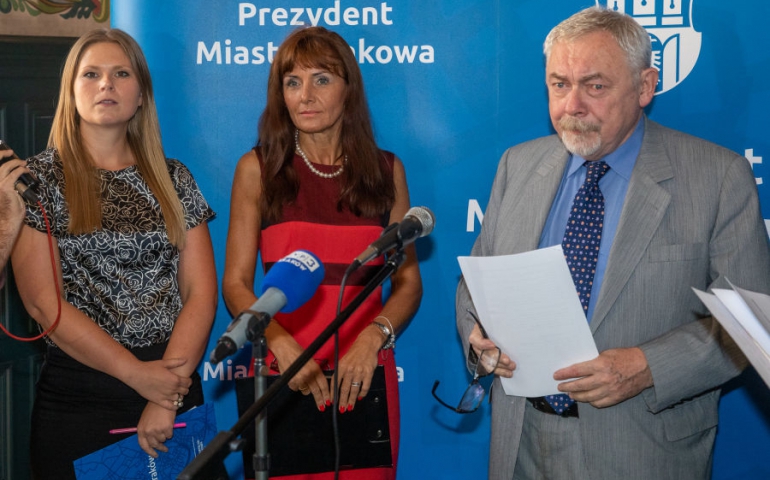 Krakowscy nauczyciele nie otrzymają na razie obiecanych przez rząd podwyżek. Powód?