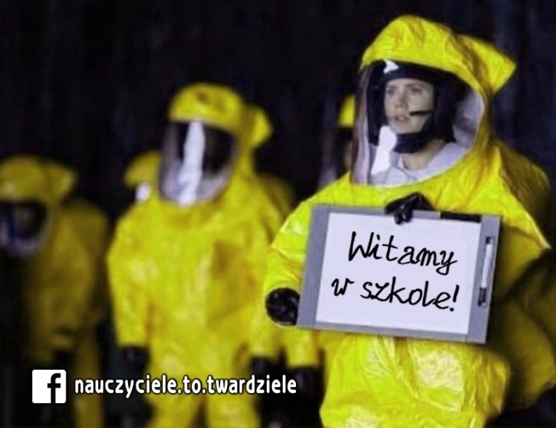 Z przymrużeniem oka. Szkolna moda w czasie pandemii 