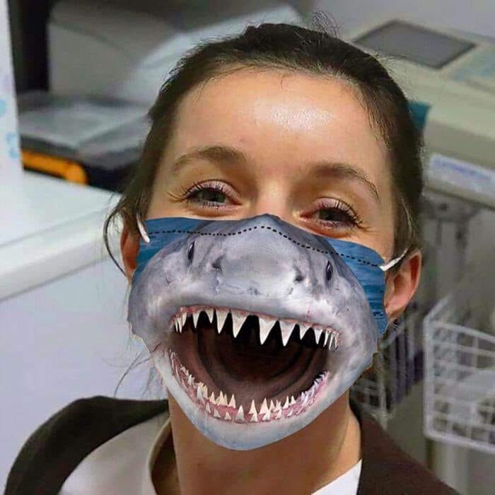 Z przymrużeniem oka. Szkolna moda w czasie pandemii 