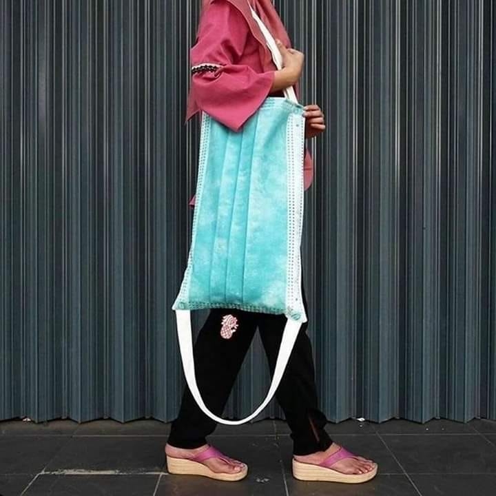 Z przymrużeniem oka. Szkolna moda w czasie pandemii 