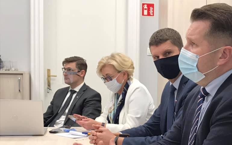 Nocny komunikat MEN. Straszą nauczycieli konsekwencjami za udział w protestach