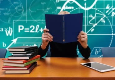 Starsi nauczyciele też dostaną szczepionkę AstraZeneca?