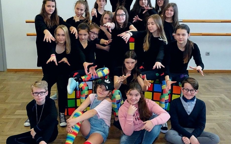 Pierwszy dziecięcy musical z Podróbą, Brzydulą, Cherlakiem i Robaczką w rolach głównych 