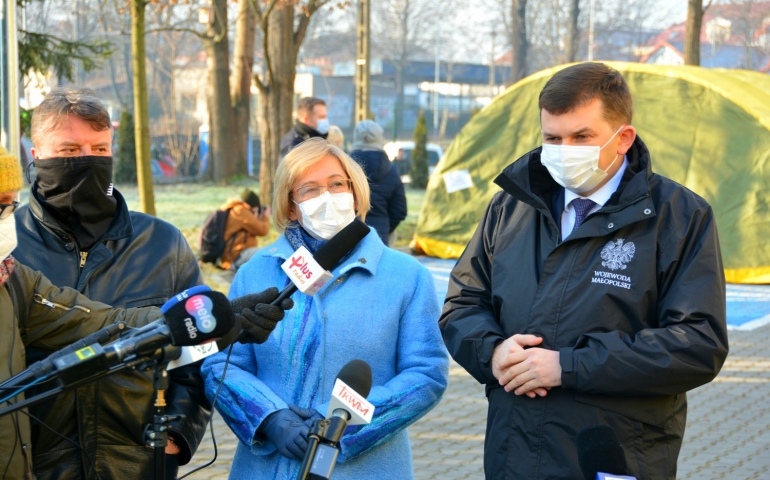 Ile dobra zrobiła dla małopolskiej oświaty! Czy wojewoda uratuje Barbarę Nowak? 