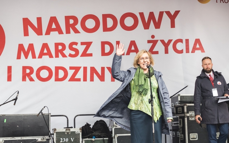 Szkoły przejdą na nauczanie zdalne? Zdaniem B. Nowak to granie nauczycielami, uczniami i rodzicami