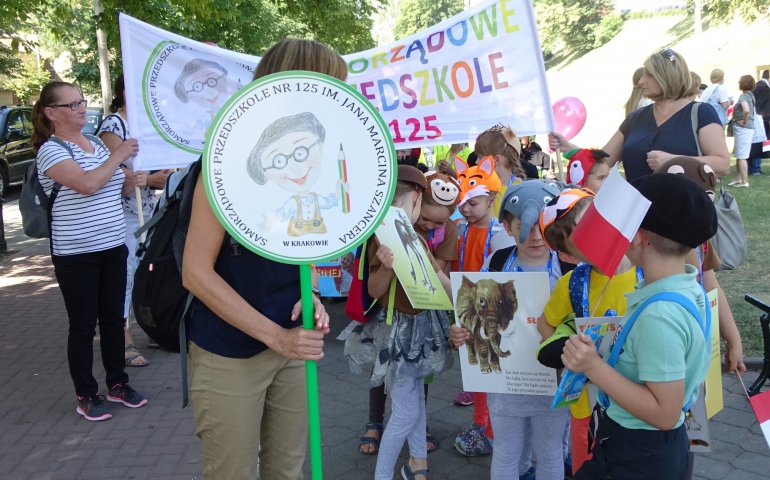Patroni szkół będą paradować po Krakowie