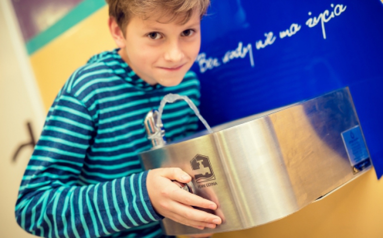 Dzieci, pijcie wodę... z kranu!