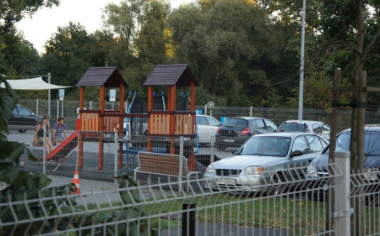 Plac zabaw na parkingu. “Przynajmniej można normalnie podjechać” - szydzą internauci