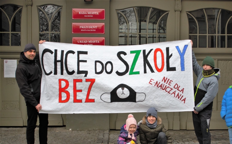 Dzieci protestowały pod kuratoriami oświaty. Minister edukacji mówi, kiedy wrócą do szkół 