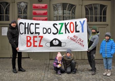 Dzieci protestowały pod kuratoriami oświaty. Minister edukacji mówi, kiedy wrócą do szkół 