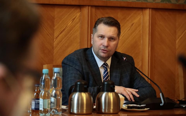 Lex Czarnek z klocków Lego. Oto, co grozi szkole