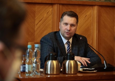Lex Czarnek z klocków Lego. Oto, co grozi szkole