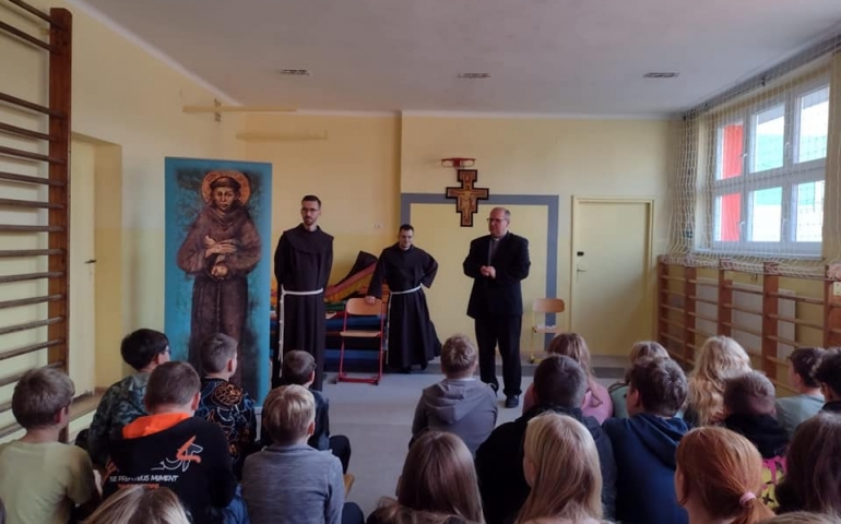 Dzieci przymierzały w szkole habity i uczyły się naśladować świętego Franciszka