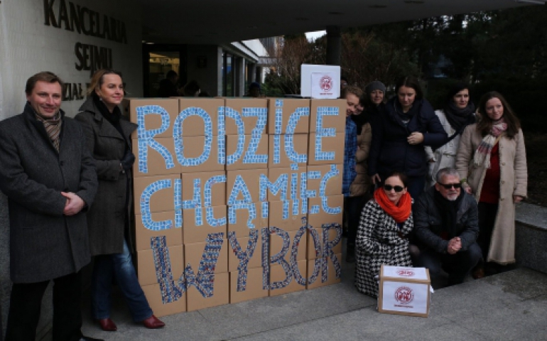 Z podpisami do Sejmu bocznym wejściem