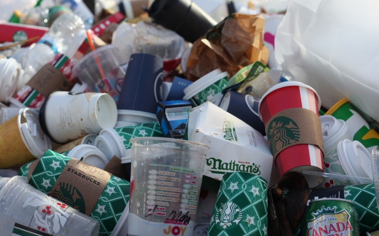 Ze szkół znikną plastikowe kubki, foliowe woreczki i … papierowe książki?