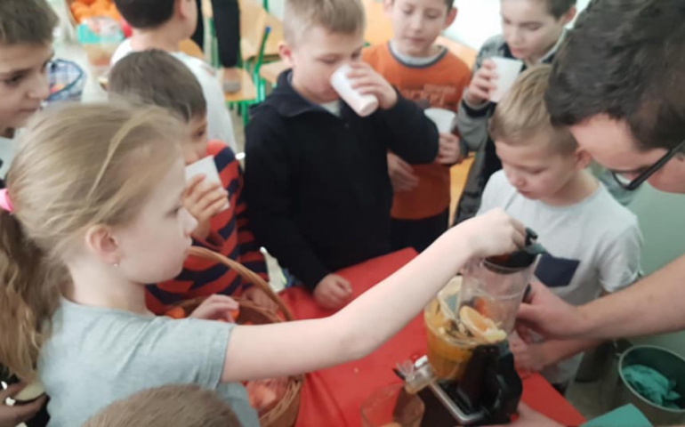 Witaminowa Bomba czeka na chętne szkoły i przedszkola