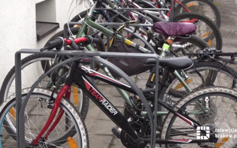 Huta przetapia kopciuchy na stojaki, a potem … tworzy w mieście smog