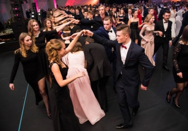 Studniówki bez osób towarzyszących? Co z zaszczepionymi uczniami? Są wytyczne