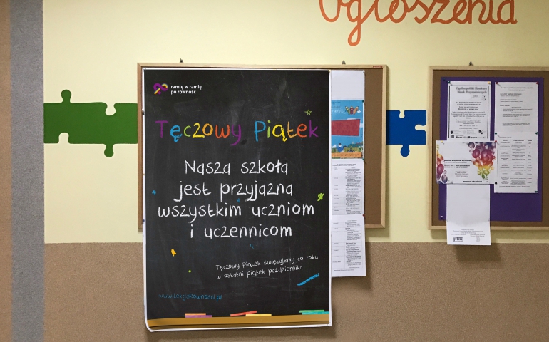 Tęczowy Piątek w szkołach. Lekcja tolerancji z protestami w tle