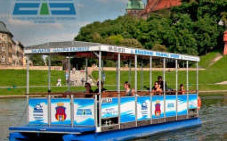 Krakowski Tramwaj Wodny wypływa z portu