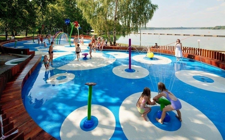 Radny chce wprowadzenia opłat za zabawę na wodnym placu zabaw w Parku Jordana