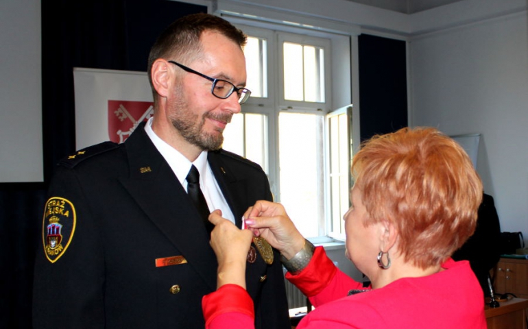 Strażnik miejski z Medalem Komisji Edukacji Narodowej 